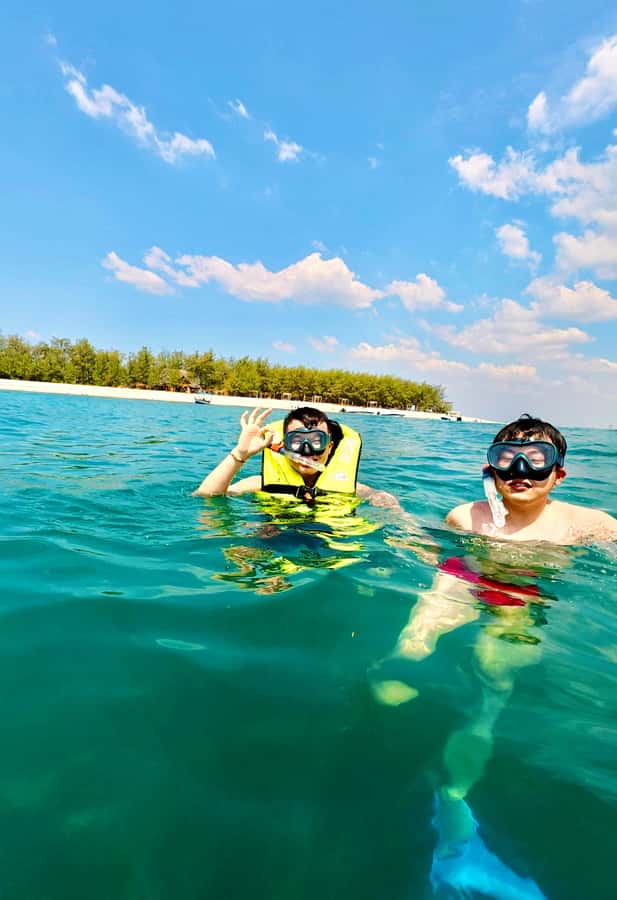 DAR ES SALAAM: MBUDYA ISLAND SNORKELING TOUR & BEACH VIBES - The 45-Minute Dhow Cruise From Slipway to the Island