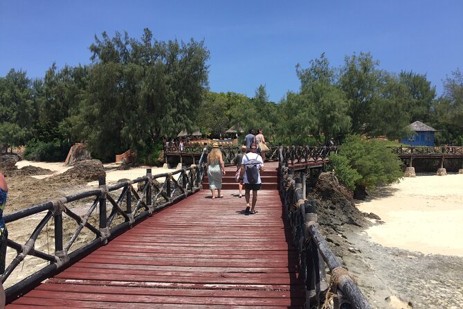 Full-day Prison Island, Nakupenda and Stone Town Tour with Lunch Buffet - Lunch, Drinking, and Small Comforts That Matter