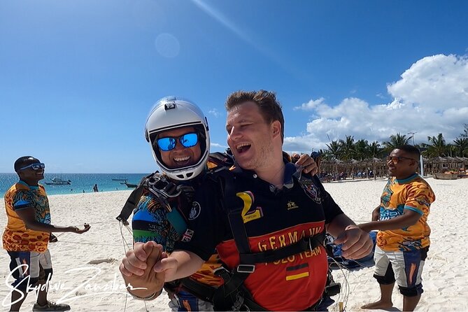 Skydive Zanzibar | Tandem Skydive - Training and gear: how they help you feel in control