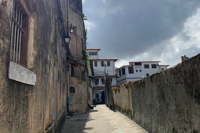Welcome Zanzibar : A Journey through time for the Old Town - Old Slave Market history, and how to handle a heavy stop